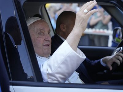 Tras operación, el Papa Francisco sale del hospital "mejor que antes", según su médico