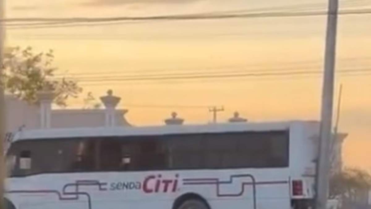 Autobús de personal para derribar un poste con cámara en la Carretera Reynosa – Monterrey