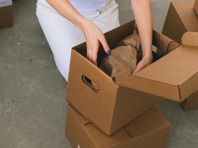 Descubrí el tesoro que esconde una caja de supermercado y cómo reciclarla para decorar y organizar el living