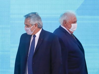Renunció Ginés González García y le echó la culpa a sus secretarios