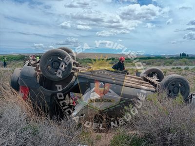 Volcó una pareja en la Ruta 234 en viaje de Junín a Piedra del Águila