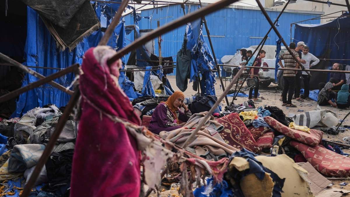 Palestinos inspeccionan los daños causados ??por un ataque aéreo israelí que impactó tiendas de campaña en el Hospital Al-Aqsa en Deir al-Balah, en el centro de la Franja de Gaza