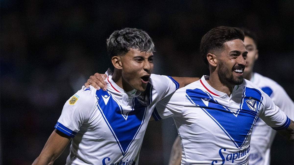 Dilan Godoy festeja el segundo de Vélez.