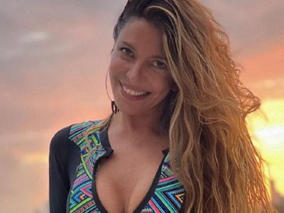A sus 50 años, Mónica Ayos marca tendencia con sus microbikinis desde México
