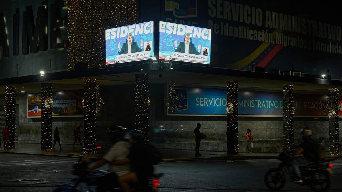 Las pantallas en un edificio gubernamental muestran al presidente Nicolás Maduro durante su programa de televisión semanal
