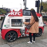 Una marca de fast food vende pollo frito en autos eléctricos y autónomos