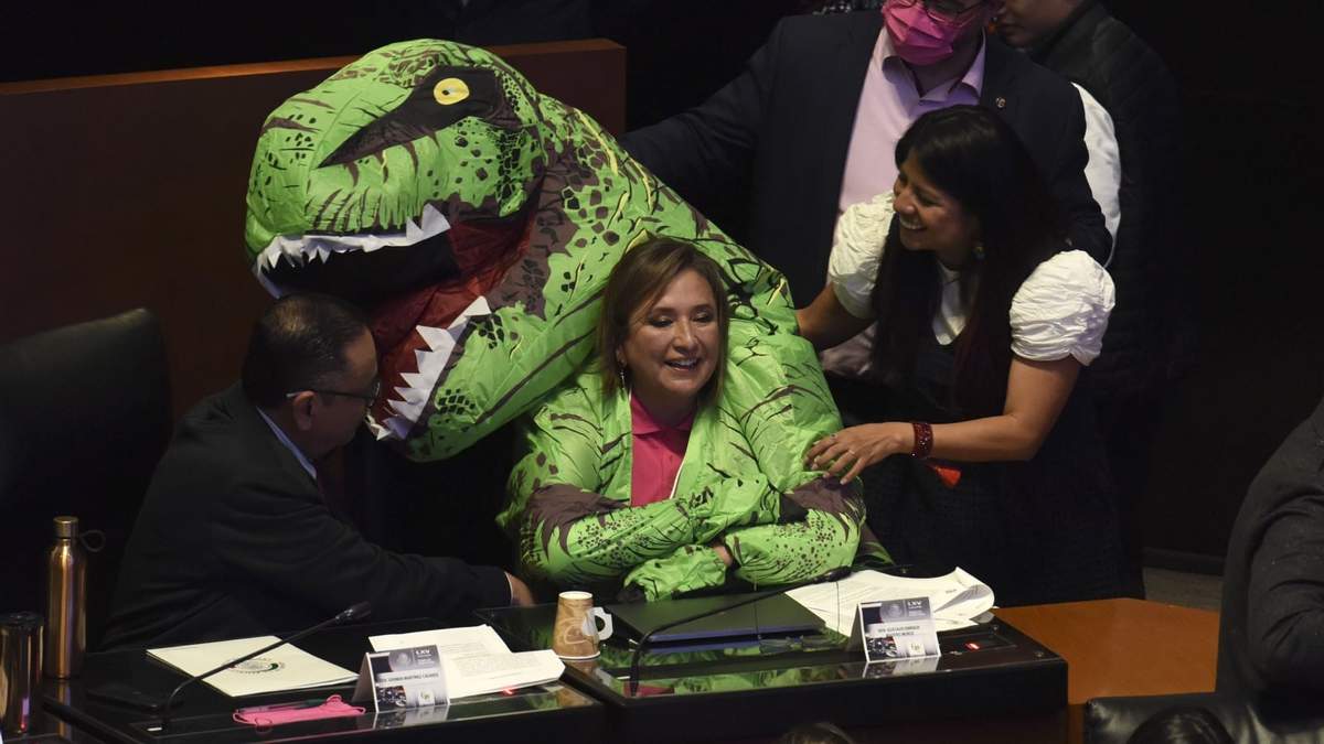 Xóchitl Gálvez disfrazada de dinosaurio en el Senado