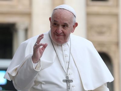 Reaparece el papa Francisco tras ser sometido a una operación del colon en Roma