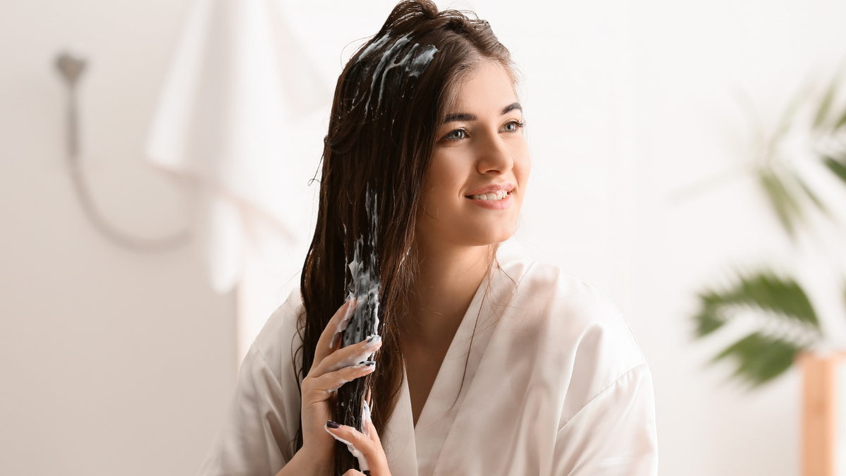 Cómo eliminar el frizz de tu cabello. Fuente: (X)