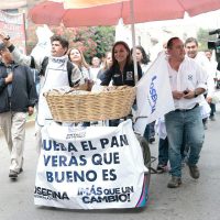 Vázquez Mota cierra campaña trepada en un triciclo con canastos de pan