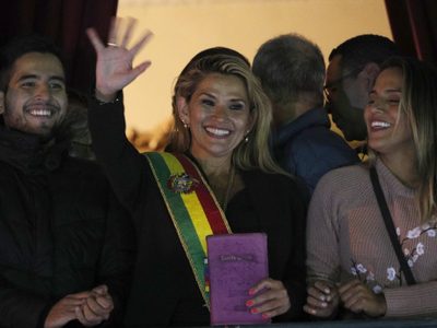 Fiscalía de Bolivia ordena detener a la expresidenta Jeanine Áñez por terrorismo