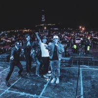 Kinky rompe el hielo en primer auto-concierto