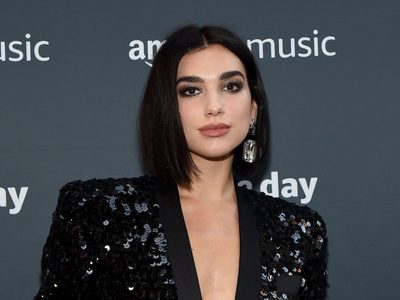 Dua Lipa sorprendió a todos con un look noventoso. ¿Lo pondrá de moda?