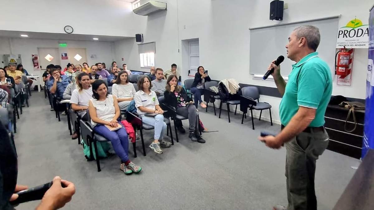 Funcionarios y especialistas participaron en la presentación del chatbot Pilhue en Junín de los Andes. Fuente: (Neuquén Informa)