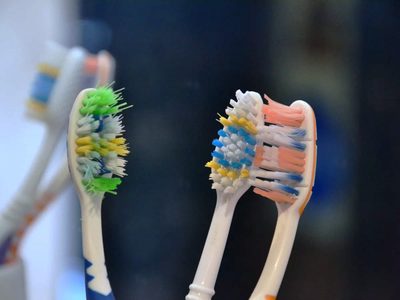Cómo limpiar el cepillo de dientes y evitar que se convierta en un foco de bacterias