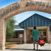 Trabajadores tercerizados del Hospital de Centenario levantaron el paro tras llegar a un acuerdo