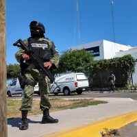 Crece el temor por el narcotráfico en México tras la aparición de 20 cadáveres en un puente de una conocida autopista