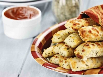 Sin amasar ni ensuciar la cocina: hacé estos ricos grisines para acompañar los mates o una picada