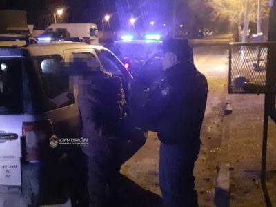 No quisieron pagar el taxi y los detuvieron por tener pedido de captura