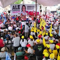Gobierno morenista de Chimalhuacán usa decenas de policías para retirar propaganda de Del Moral