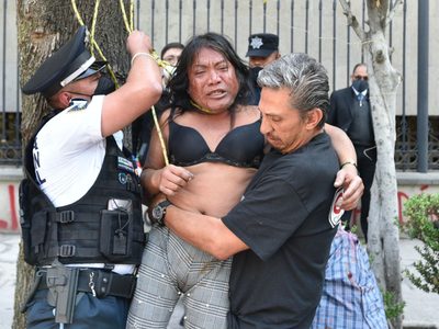 Mujer trans intenta colgarse frente a la Segob para exigir atención sobre su caso (VIdeo)