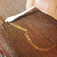 El truco sencillo para quitar los rayones en los pisos de madera, muebles o puertas, sin pinturas ni químicos