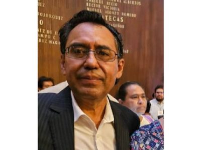 Policías le aseguran tres vehículos a comunicador de Cadereyta; denuncia que es "forma de reprimir"