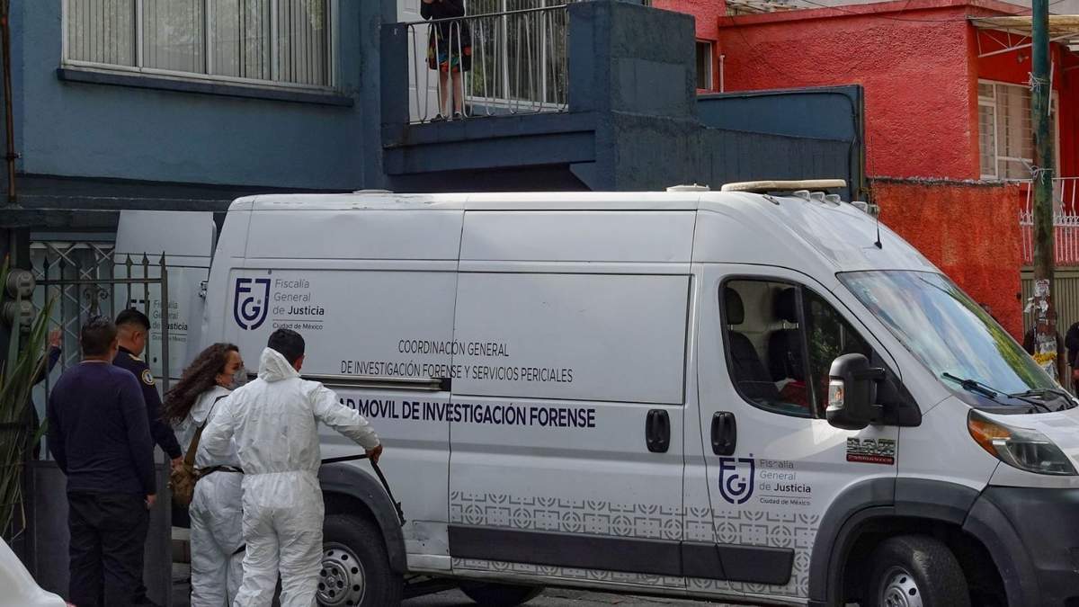 Personal de la Fiscalía CDMX en el domicilio donde ocurrió el crimen
