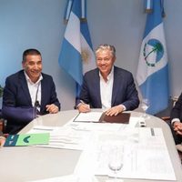 Figueroa firmó convenios de obras con los intendentes de Plaza Huincul y Cutral Co