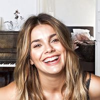 Colores, música y espacio para el relax: cómo vive Natalie Pérez en su cálido departamento porteño