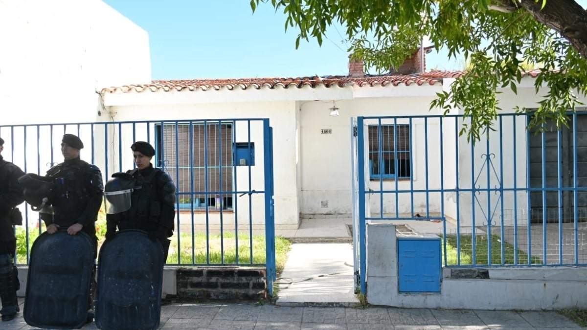 La Policía custodia afuera del hogar del barrio Provincias Unidas de Neuquén capital. Fuente: (RN)
