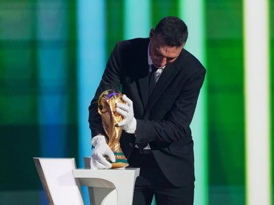 ¿No lo reconocieron?: la FIFA se disculpó con Lionel Scaloni por no dejarlo tocar la Copa del Mundo