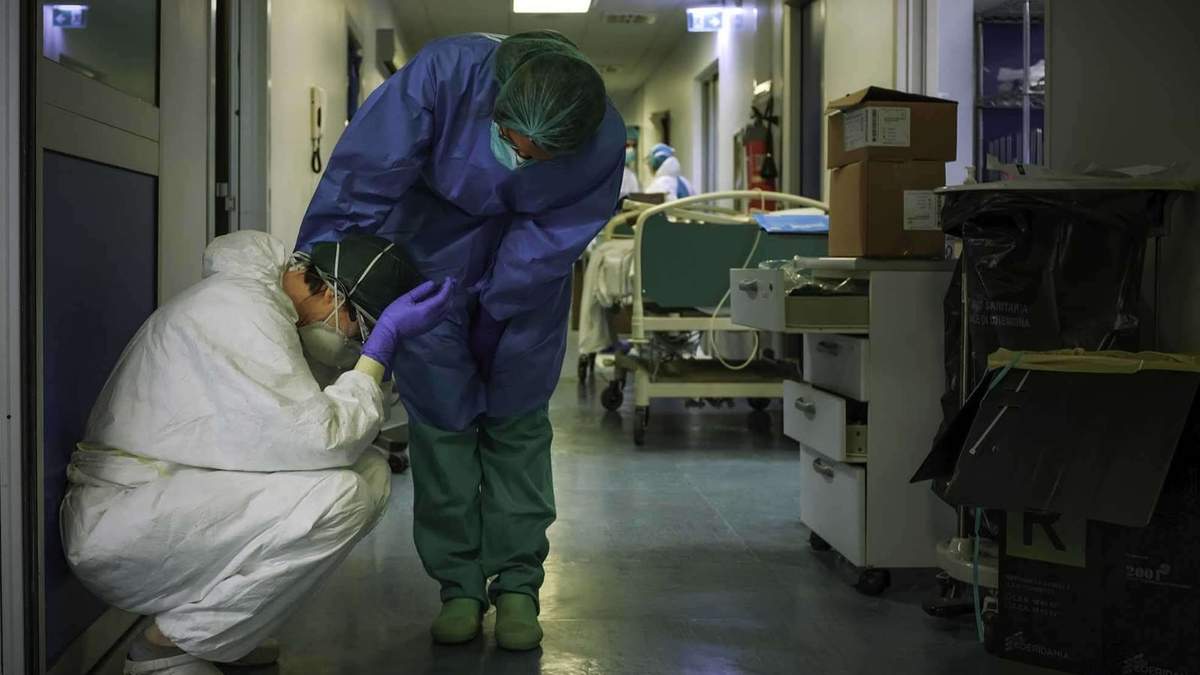 Una enfermera italiana agotada, durante la primera ola de la pandemia. Fuente: (Twitter)