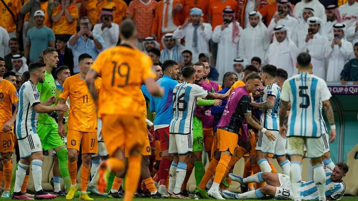 Los jugadores de Holanda y Argentina discuten durante el partido por los cuartos de final del Mundial