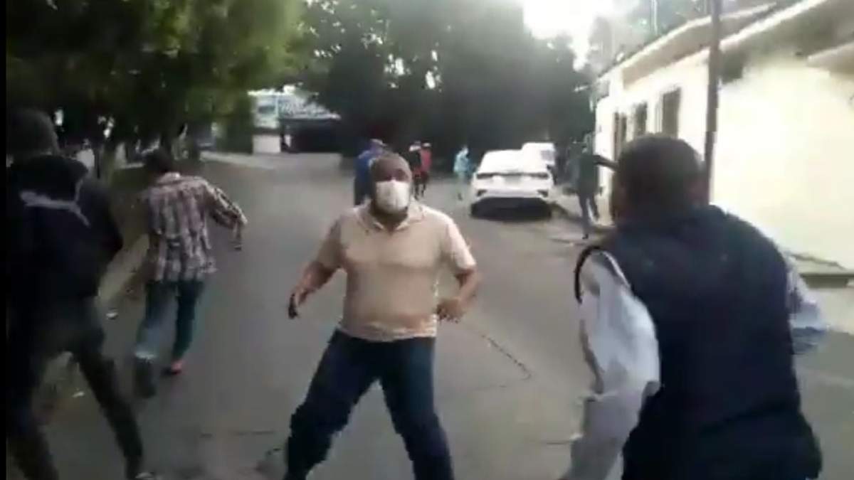 Riña afuera del PRI en Cuernavaca