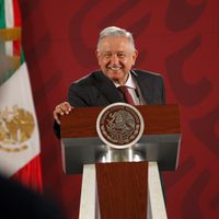 A punto de cumplir un año en el poder, AMLO presume aumento del salario mínimo y programas sociales