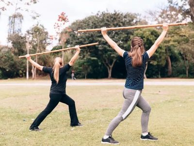 Con 1 palo de escoba y sin salir de casa: la rutina de ejercicios que te hará entrenar el abdomen