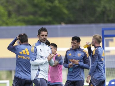Algunos vuelven y otros quedaron relegados: los convocados de Boca para el duelo con Sarmiento