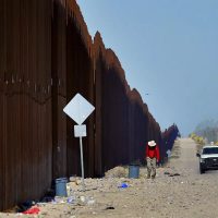 EU cierra paso fronterizo de Arizona por la abrumadora llegada de migrantes