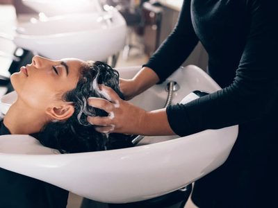 Por la sequía, un pueblo de Italia multará a los peluqueros que hagan doble shampoo a sus clientes