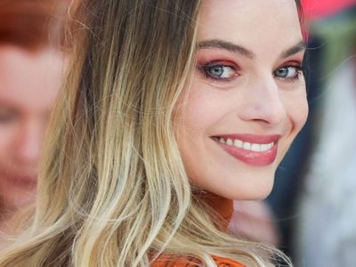 "¡Wow!" Margot Robbie enamoró a miles con un espectacular outfit de plumas "¡Asombrosa!"