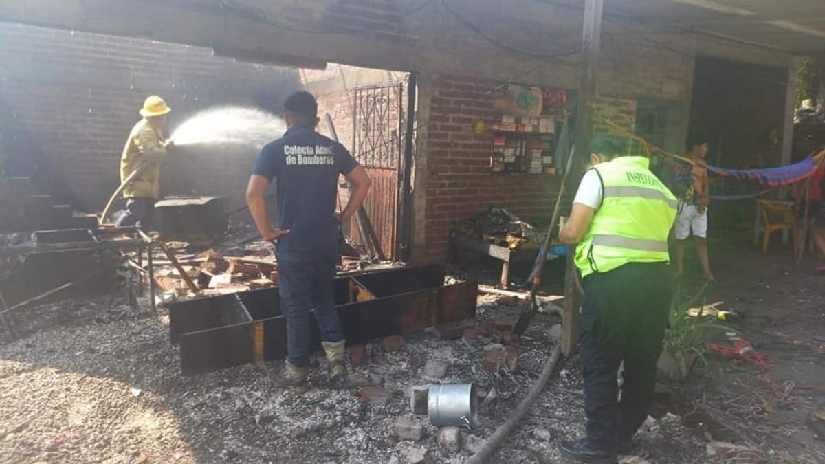 Bomberos y policías de Apatzingán en la vivienda dañada por la explosión