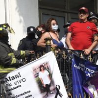 Familiares de víctimas de violencia arman plantón en balcón de Segob