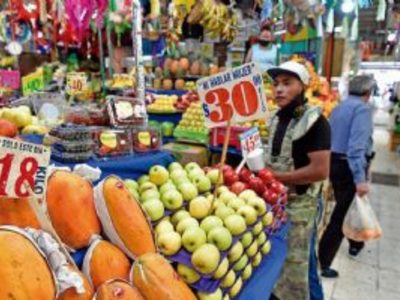 Peso pierde tras datos de inflación en México