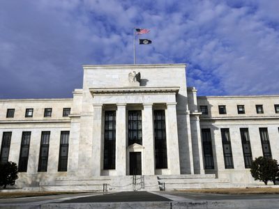 Por inflación, Reserva Federal mantiene tasas de interés entre 5.25% y 5.50%