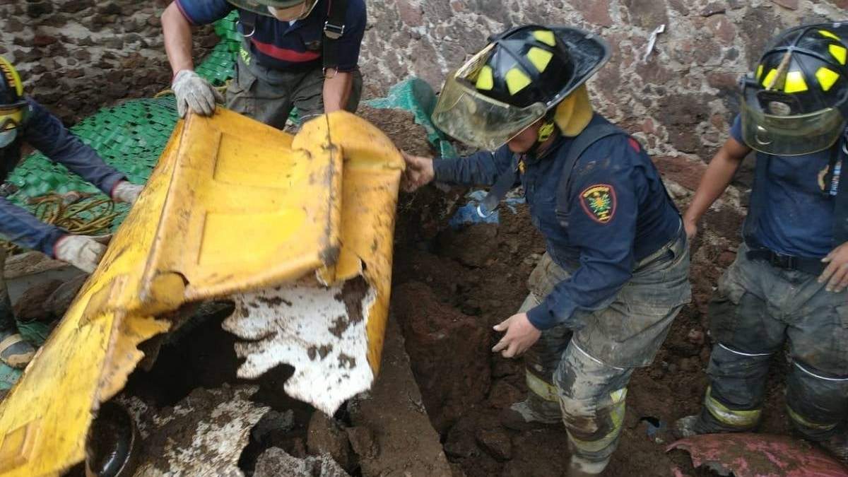 Bomberos en las tareas de rescate en el refugio
