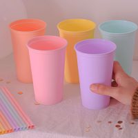 Si tenés un vaso de plástico y un taper redondo viejo, creá este proyecto estilo vintage, perfecto para tu living
