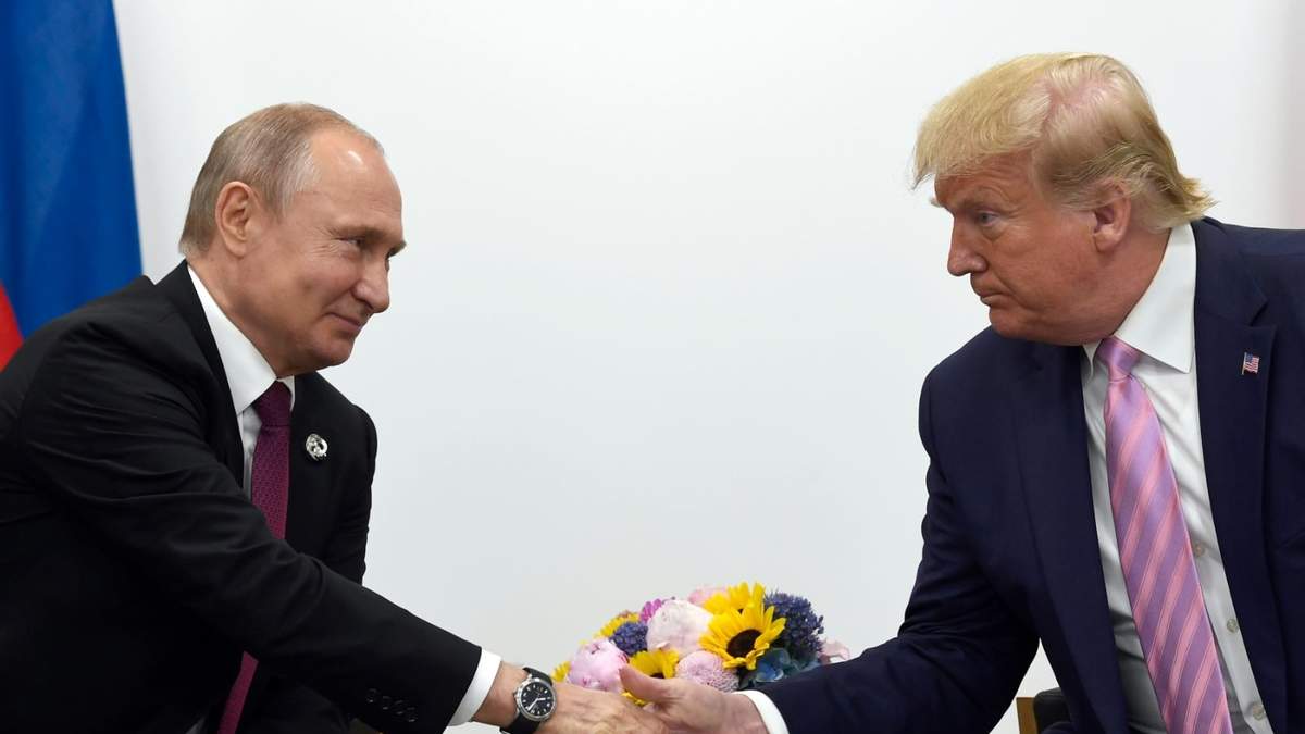 El presidente de Estados Unidos, Donald Trump (derecha), estrecha la mano de su homólogo ruso, Vladímir Putin, durante una reunión bilateral en el marco de una cumbre del G20 en Osaka, Japón, el 28 de junio de 2019