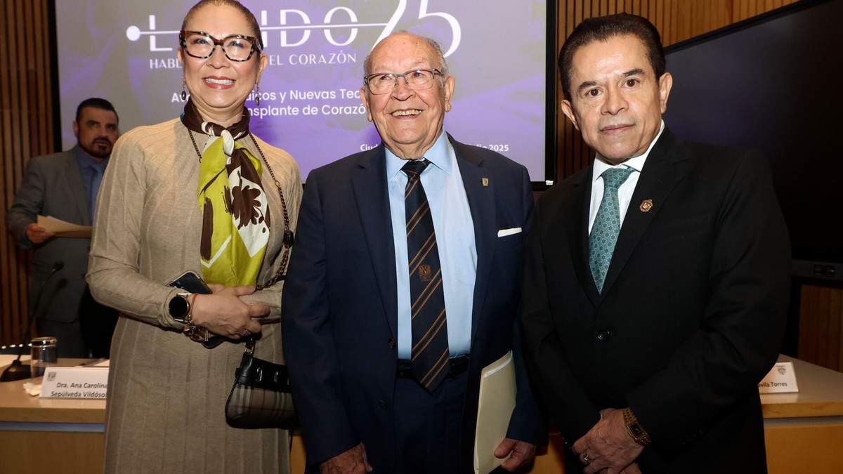 Los médicos: María del Sol García Ortegón, primera mujer en realizar un trasplante en toda Latinoamérica; Rubén Argüero Sánchez, quien realizó el primer trasplante de corazón en México, y Valentín Herrera Alarcón, quien dirigió el primer trasplante de corazón en el Instituto Nacional de Cardiología, durante durante el acto “Latido 25: hablemos desde el corazón”, en la Facultad de Medicina de la UNAM, CU