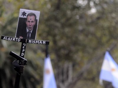 Las fuentes de Plaza de Mayo amanecieron teñidas de rojo en memoria de Nisman